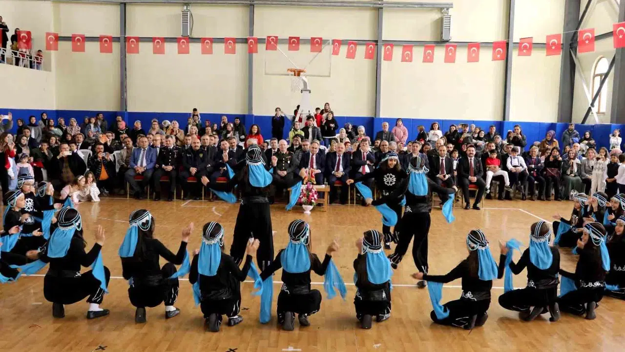 Çankırı’da bayram coşkusu: Minikler sahne aldı, 23 Nisan neşeyle kutlandı