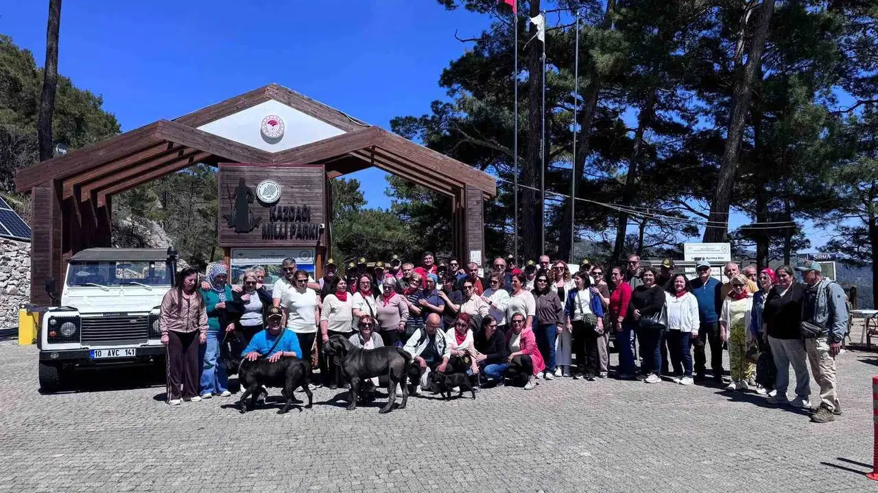 41 yıllık dostluk Kaz Dağları’nda tazelendi: Çankırı mezunları Edremit’te buluştu