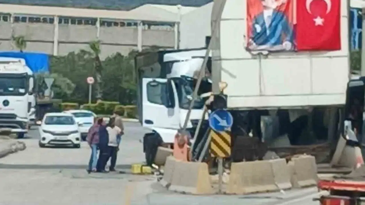 Osmaniye'de dehşet anları: Kontrolden çıkan tır gişeyi yerinden söktü