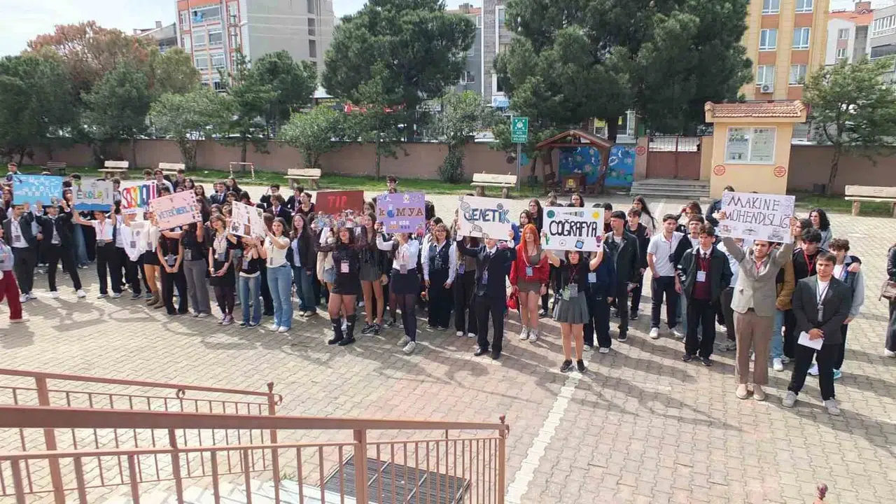 Lise sıralarından üniversite kürsüsüne köprü: 300 öğrenci bilim ve sanatla buluştu