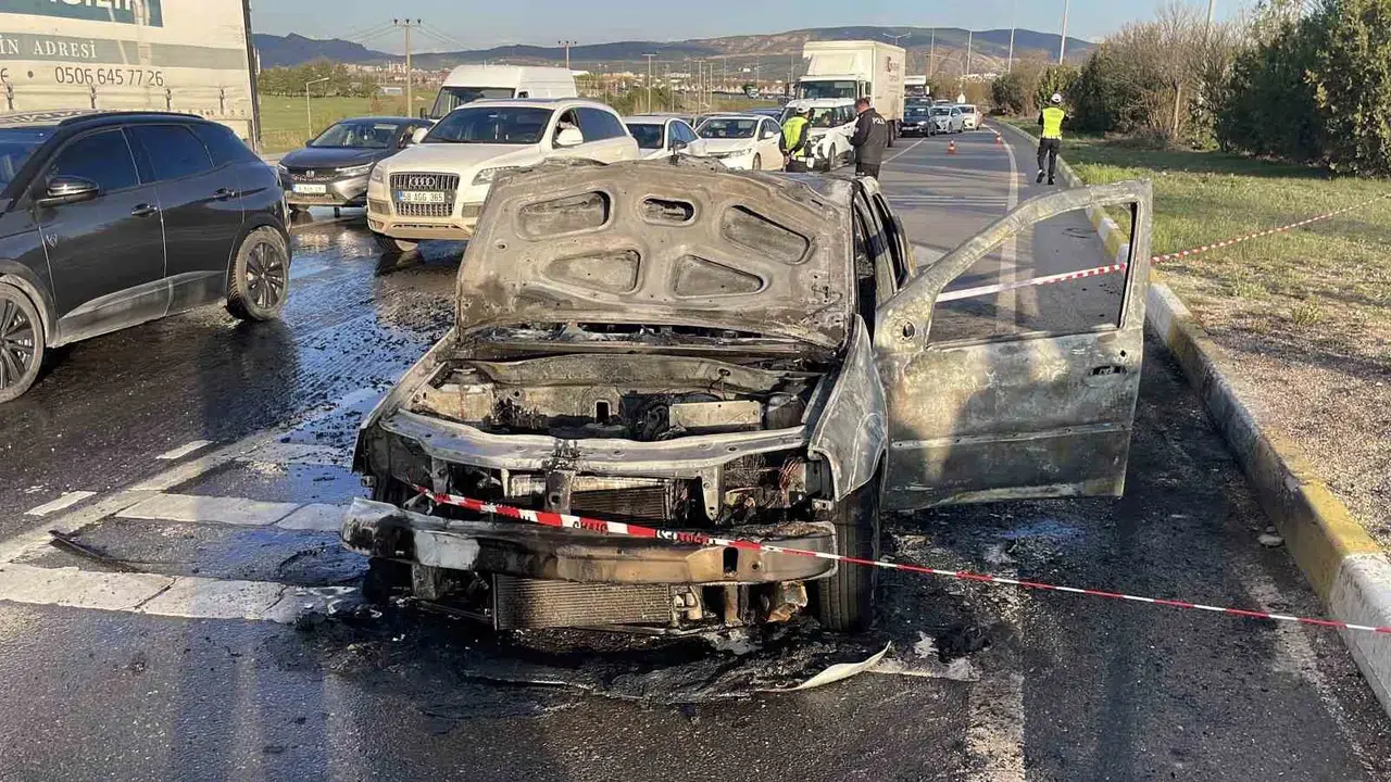 Sivas’ta korku dolu anlar: Seyir halindeki otomobil alev topuna döndü
