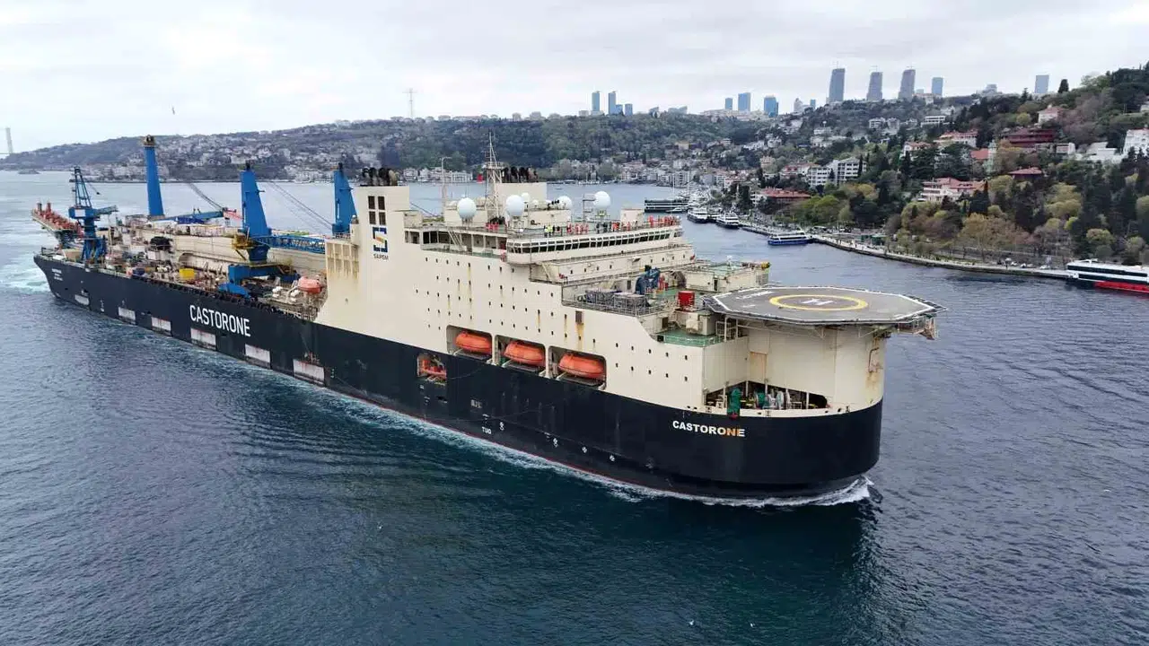 Boğaz’ın dev misafiri geçişini tamamladı: 325 metrelik yüzen fabrika rotasını Karadeniz’e çevirdi
