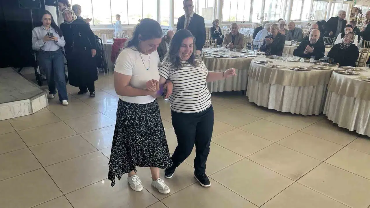 Artık annesine muhtaç değil: 22 yaşındaki Aleyna’nın özgürlük sevinci gözyaşlarına boğdu