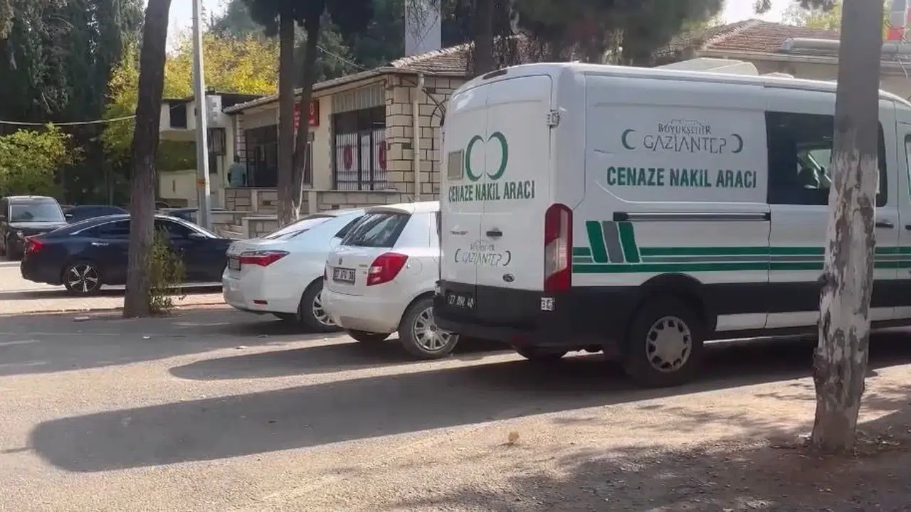 Gaziantep'te acı dolu veda: Tıra çarpan otomobilde baba ve oğlu can verdi