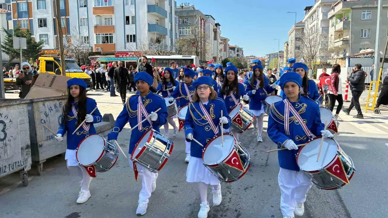 Çerkezköy’de 23 Nisan coşkusu sokaklara taştı: Öğrencilerin bando performansı büyüledi