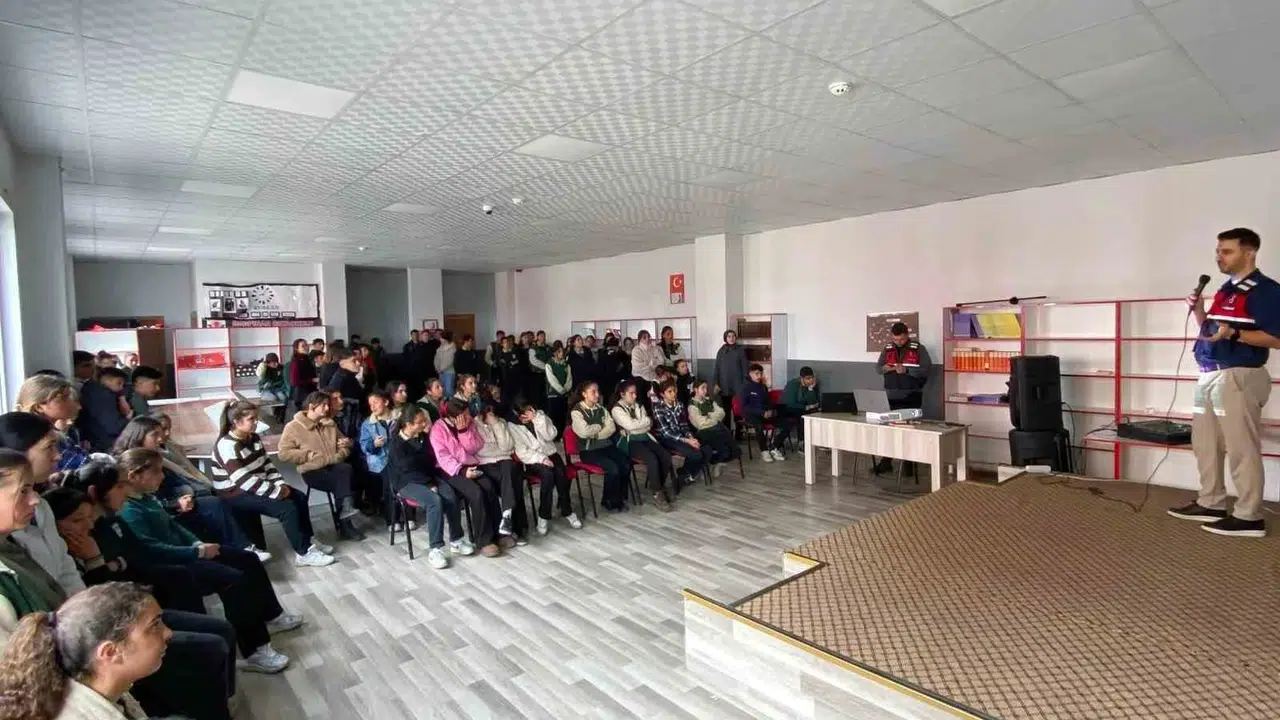 Kars’ta jandarma gençleri dijital tuzaklara karşı uyardı: 108 öğrenciye siber kalkan