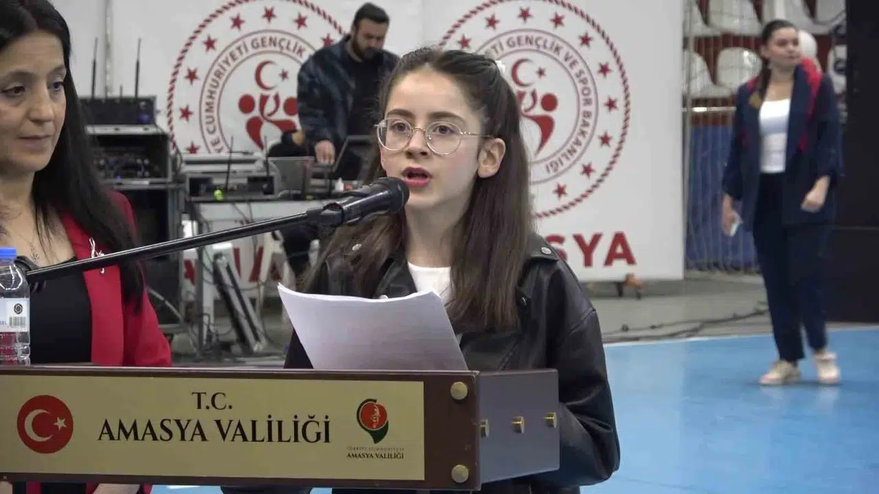 Mikrofonu eline aldı, devleşti: 13 yaşındaki Ayça, usta sunuculara taş çıkarttı