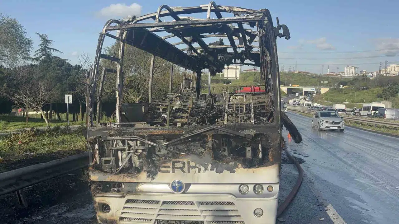 Sabah trafiğinde korku dolu anlar: Minibüs alev topuna döndü