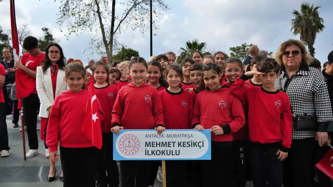 Antalya’da 23 Nisan coşkusu: Miniklerin Atatürk sevgisi meydanlara taştı