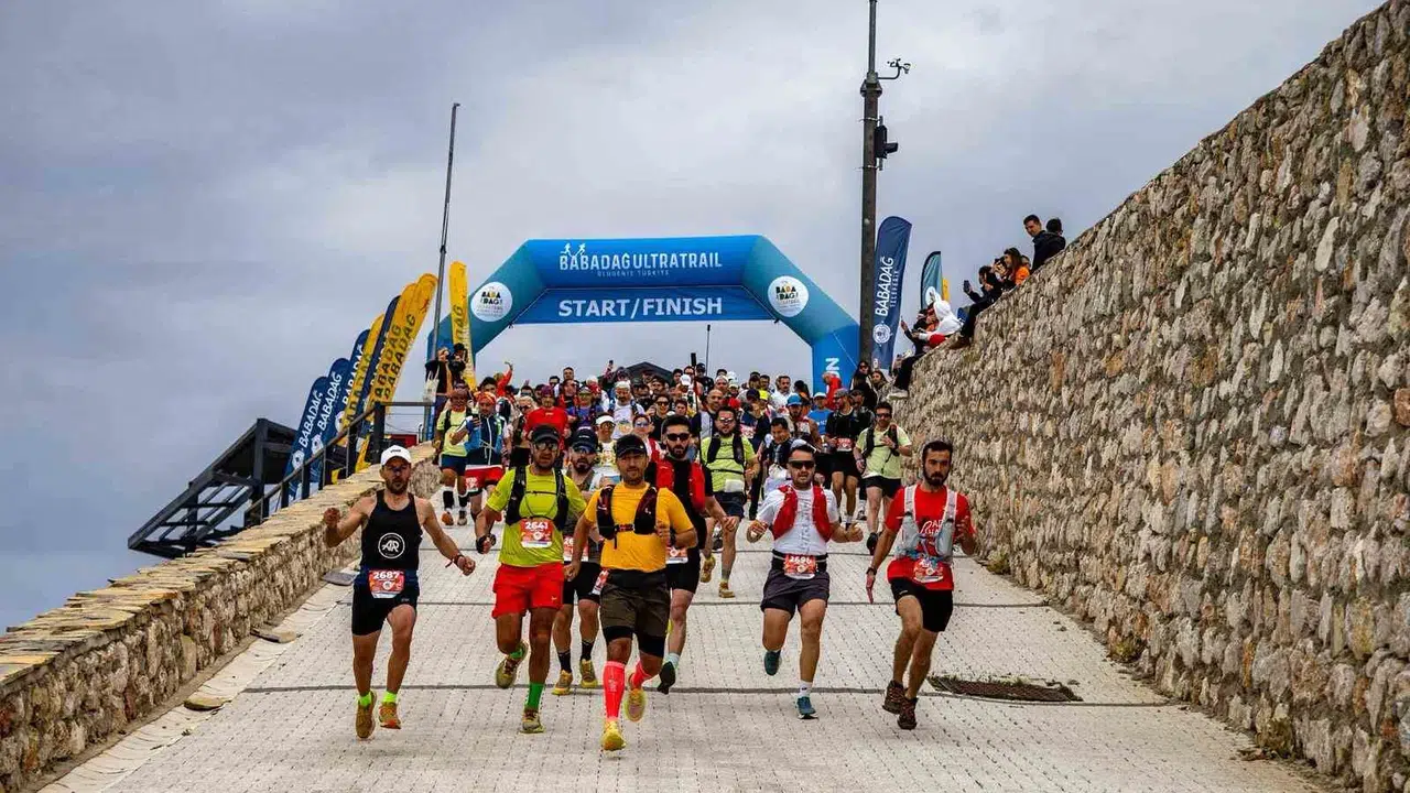 Ölüdeniz’in zirvesinde nefes kesen rekabet: Babadağ Ultra Maratonu’nda ilk gün geride kaldı