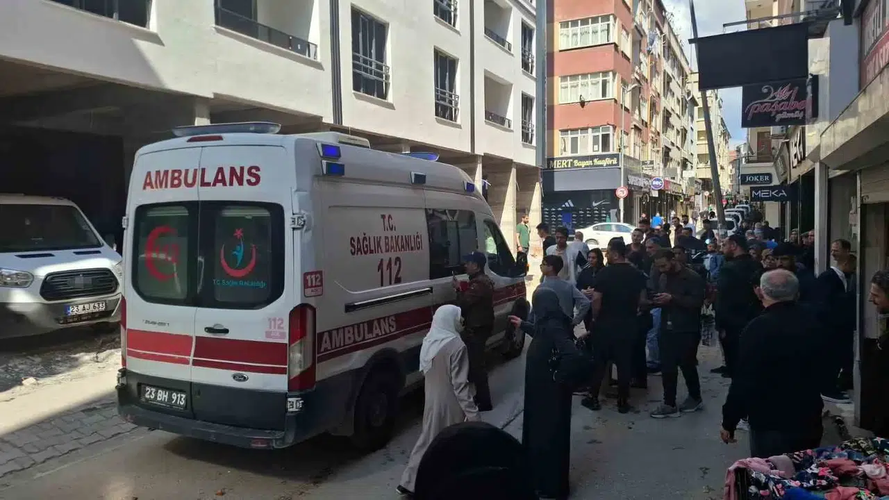 Elazığ’da korku dolu anlar: İş makinesi seyyar satıcıyı altına alıyordu