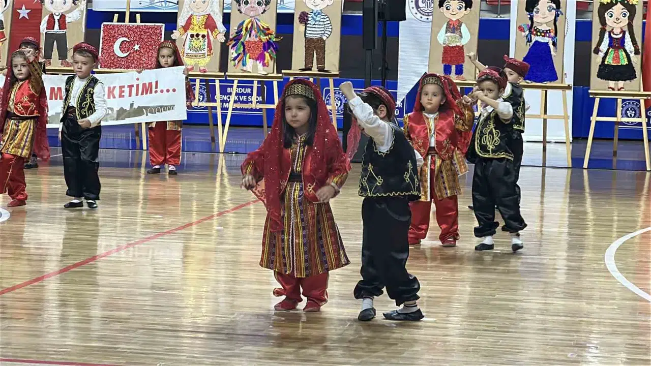 23 Nisan coşkusu hüzünle birleşti: Minik öğrenci hem oynadı hem gözyaşı döktü