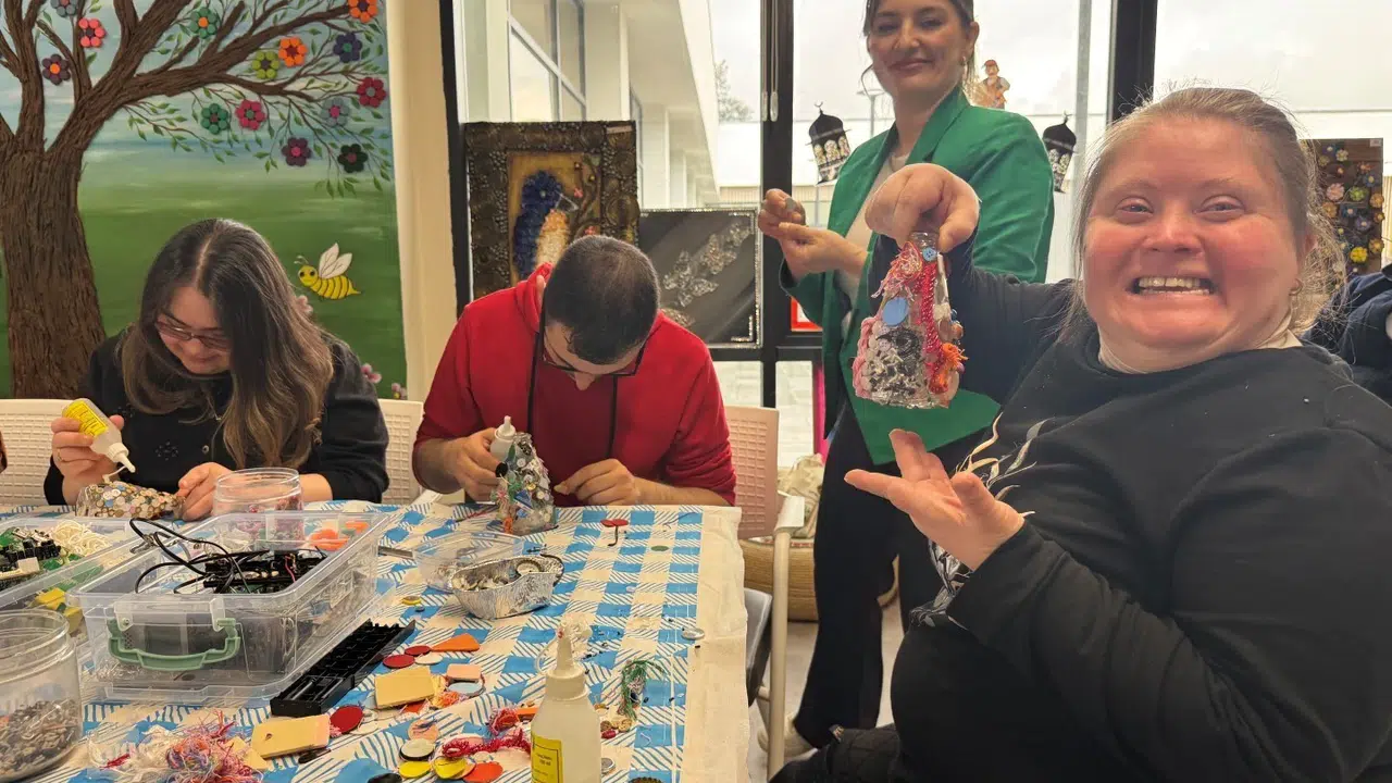 Çöpe giden camlar sanata dönüştü: Öğrenciler hem eğlendi hem de geleceği kurtardı