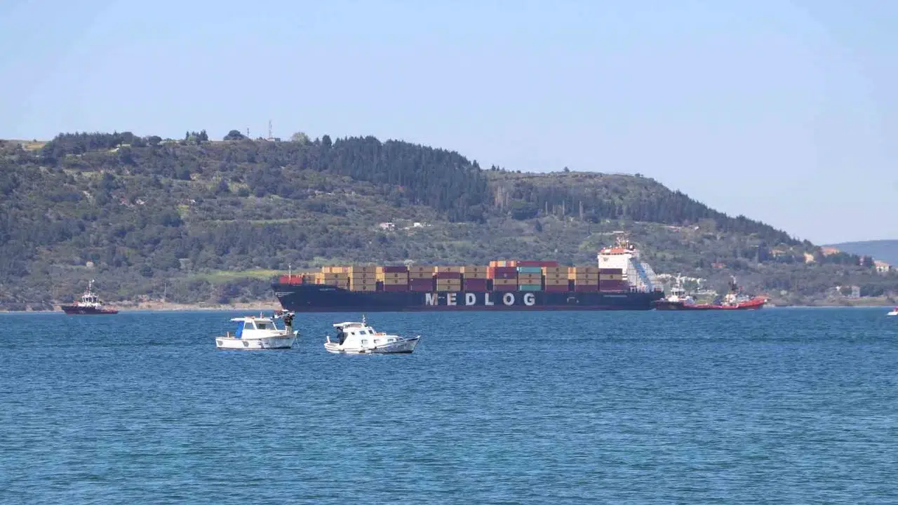 Çanakkale Boğazı’nda korkutan anlar: Dev konteyner gemisi rotasından çıktı