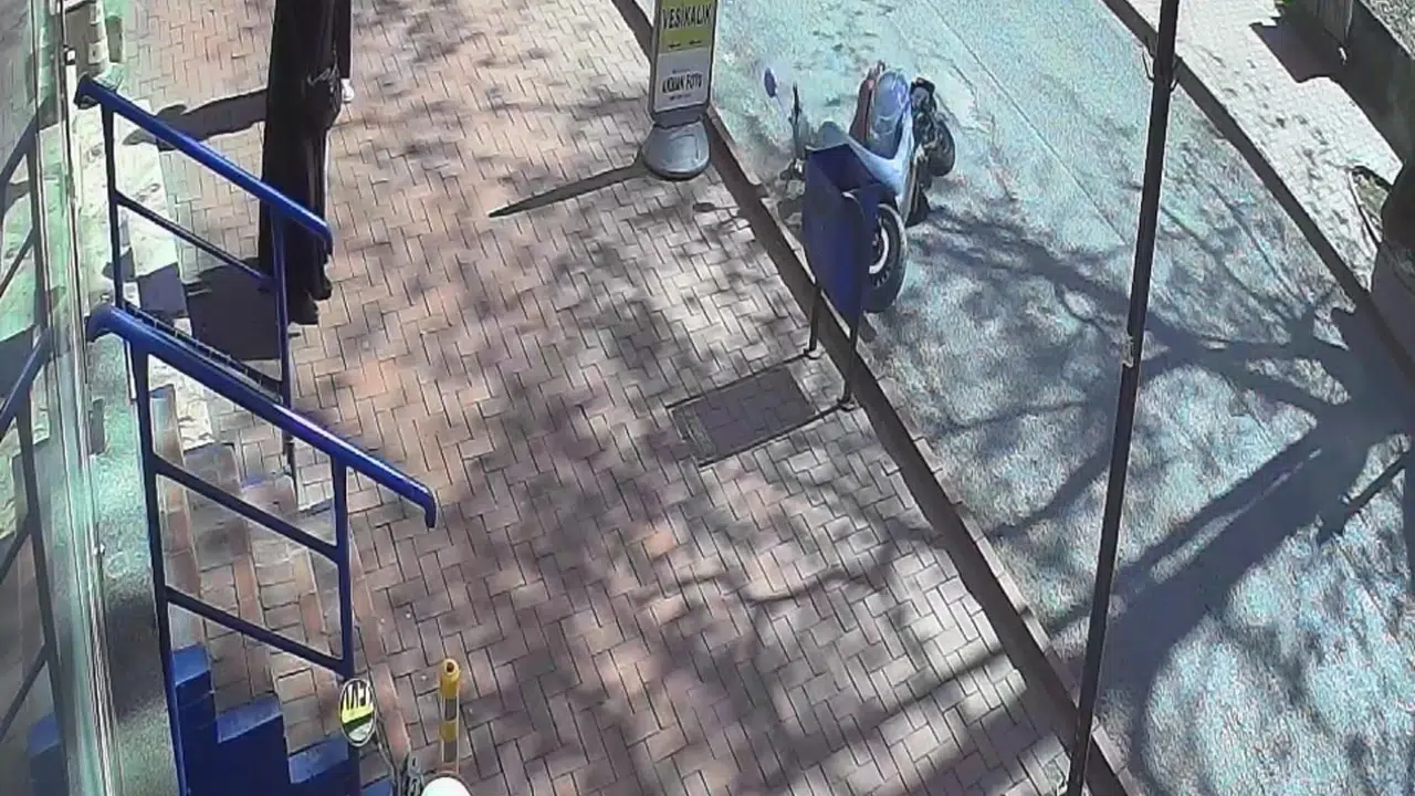 Faciadan saniyelerle dönüldü: Yayaya çarpmamak için motosikletini feda etti