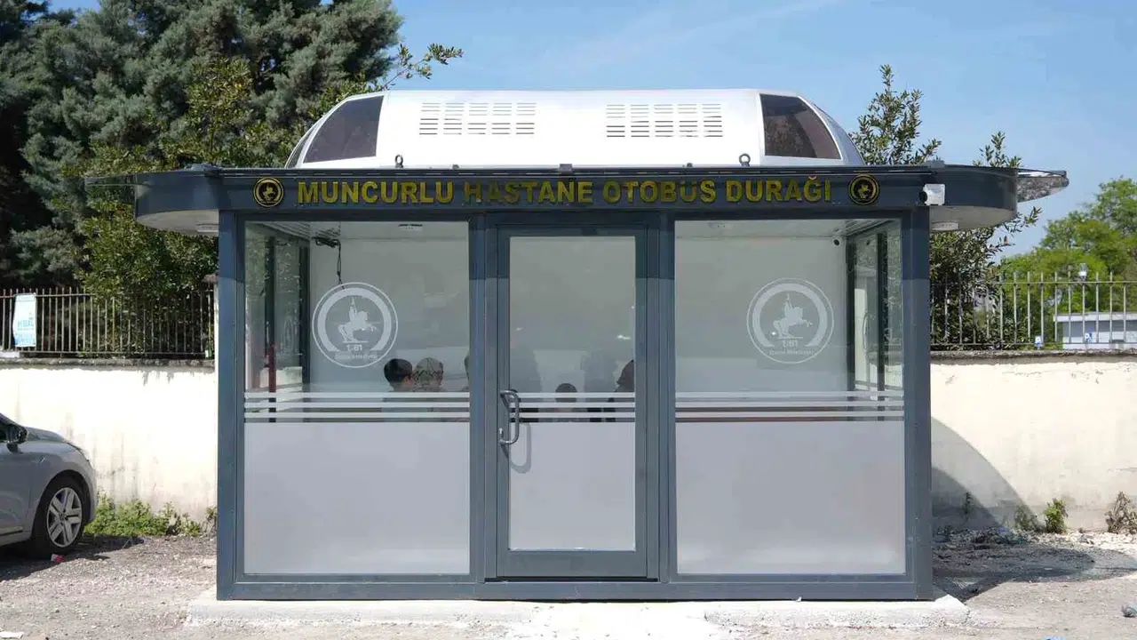 Düzce’de ulaşım konforu zirveye taşınıyor: 7. akıllı durak hastane önünde hizmete girdi