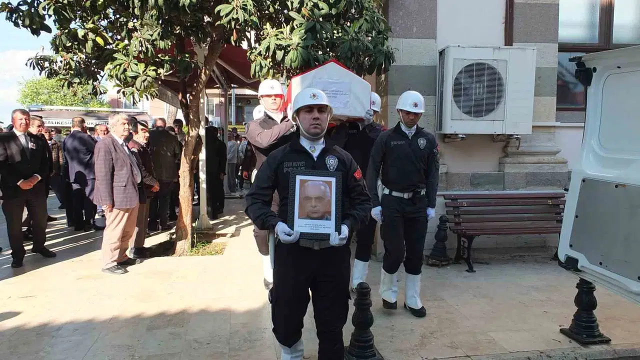 Burhaniye’nin acı günü: Emniyet teşkilatının emektar ismi son yolculuğuna uğurlandı