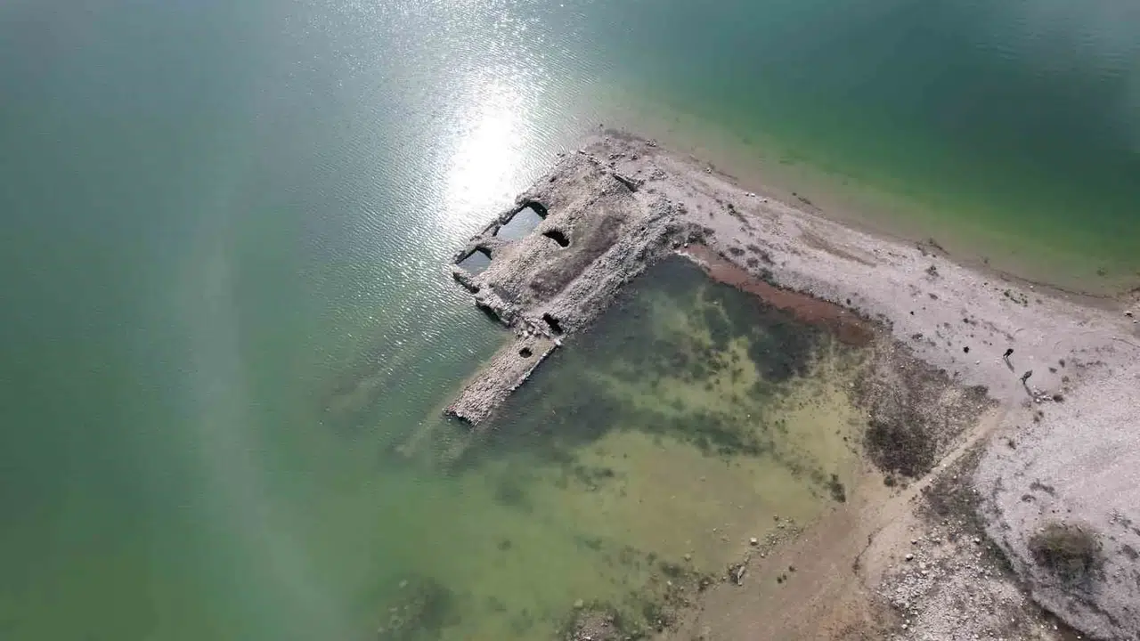 Kuraklık korkusu yerini sevince bıraktı: Altınapa Barajı'nda sular yükseldi, tarihi han yeniden gizemine kavuştu