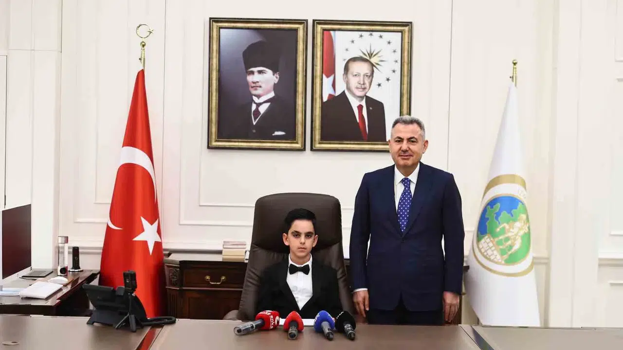 İzmir Valiliği koltuğunda matematik dehası: 10 yaşındaki Can dünya finallerine hazırlanıyor