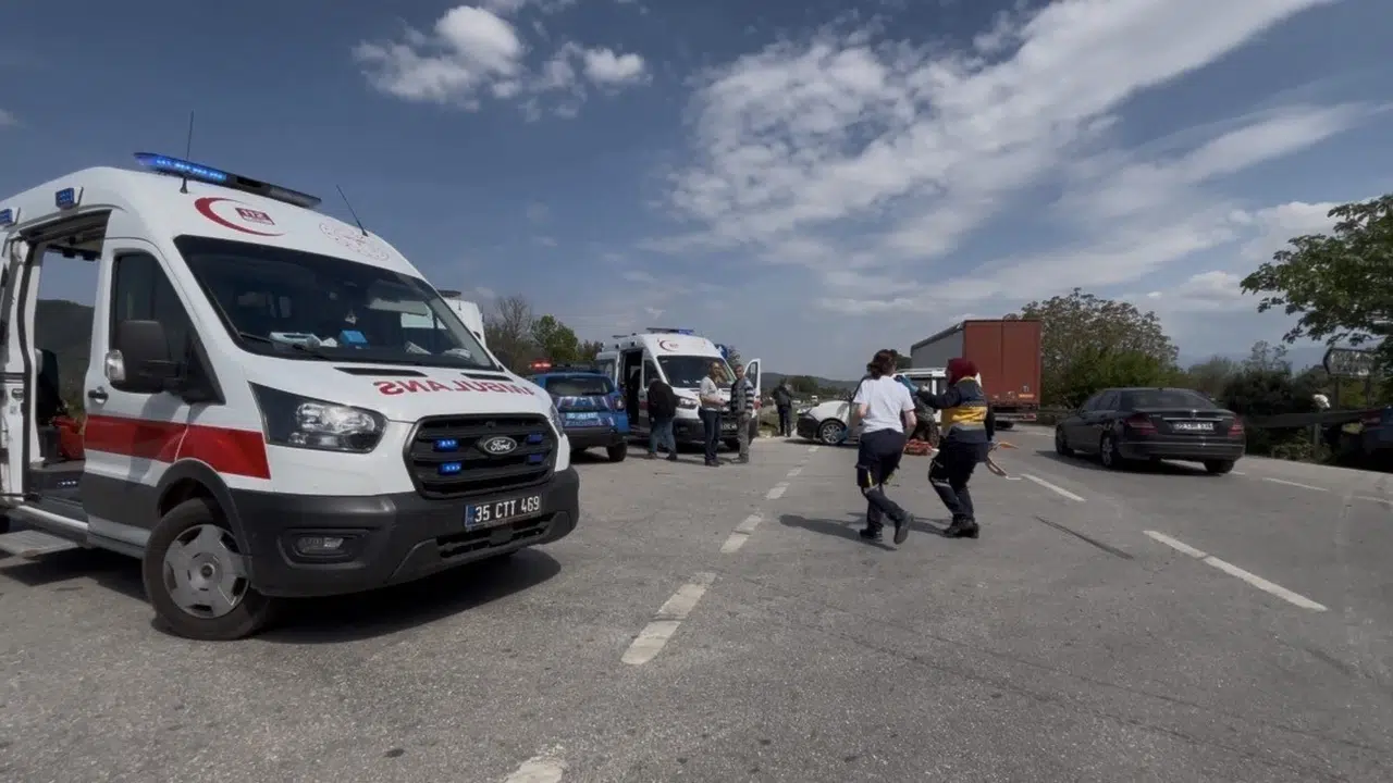 İzmir’de korkunç kavşak kazası: 4’ü çocuk 7 kişi hastanelik oldu