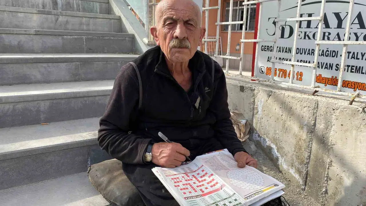 Yarım asırlık tutku: Askerde başladı, 47 yıldır gazetesiz güne başlamıyor