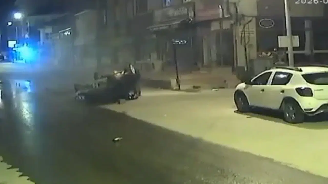 Kırşehir'de şaşkına çeviren kaza: Takla atan araçtan çıktı, ördeğe kum fırlattı