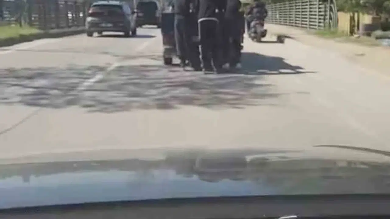 Ölümü hiçe saydılar: Kamyonetin arkasına tutunup trafikte böyle ilerlediler