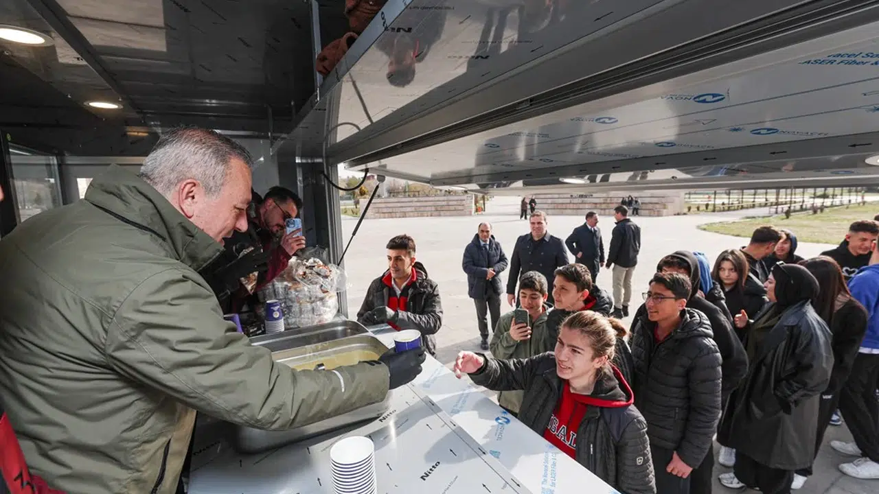 Sivas’ta okul kapıları kapandı, lezzet öğrenciler için ayağa geldi: Binlerce gence sıcak dokunuş