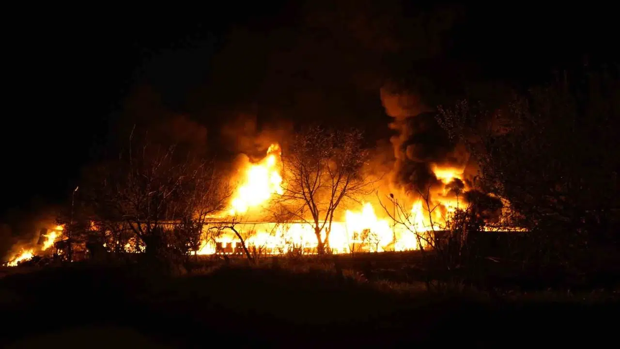 Samsun’da geceyi aydınlatan dehşet: Muz deposu alevlere teslim oldu