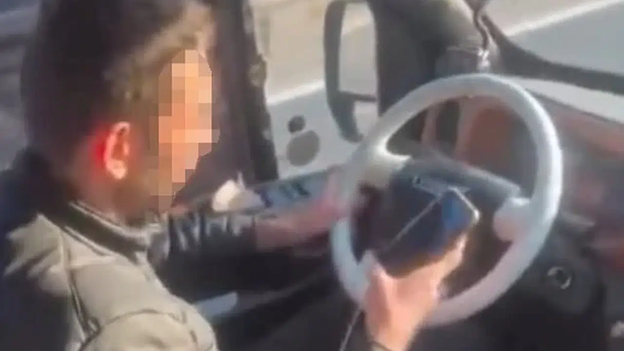 Direksiyon başında dehşet anları: Yolcuların hayatını hiçe sayıp telefona daldı