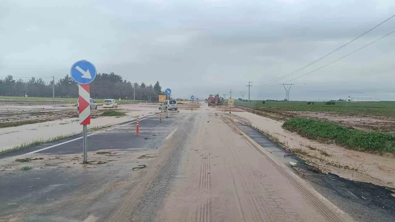 Siirt-Batman yolunda kabus dolu gece: Sel suları trafiği felç etti