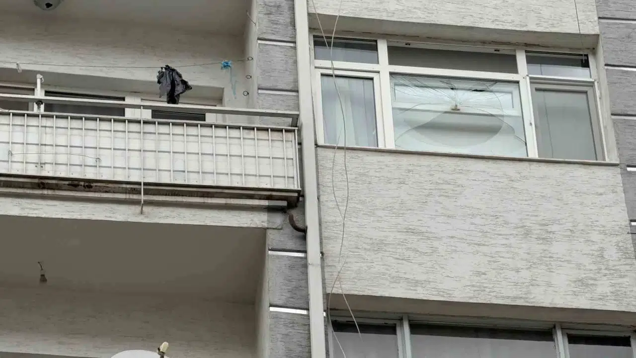 Eskişehir'de dehşet anları: Yürürken başına cam düştü, oğlu isyan etti:  Bu bir kaza değil ihmal