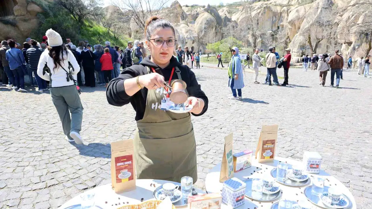 Kapadokya’da misafirperverlik rüzgarı: Peribacaları arasında Türk kahvesi keyfi