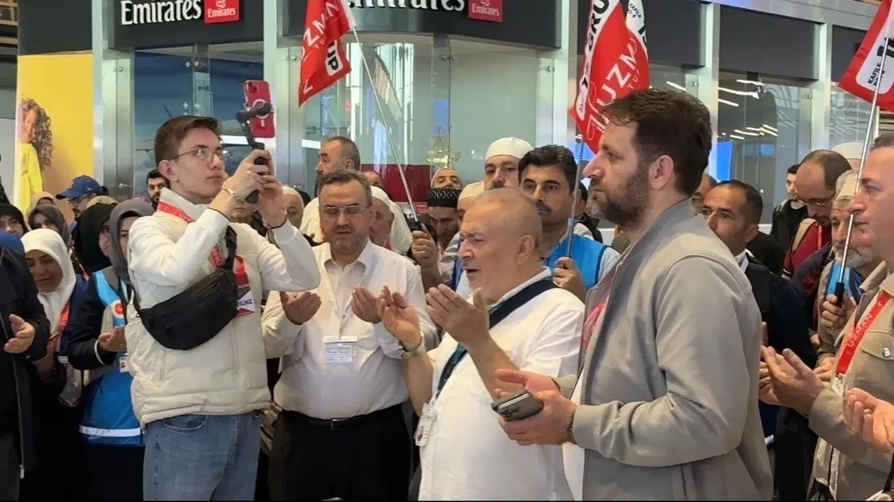 8 yıllık hasret sona erdi: İstanbul Havalimanı’nda gözyaşları ve dualarla kutsal yolculuk