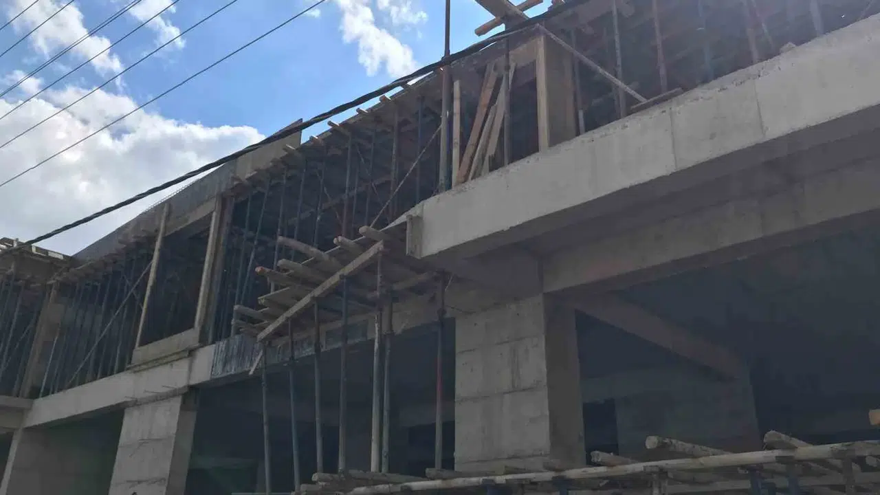 Mardin’de korkunç kaza: Elektrik akımına kapılan genç işçi 3. kattan beton zemine çakıldı