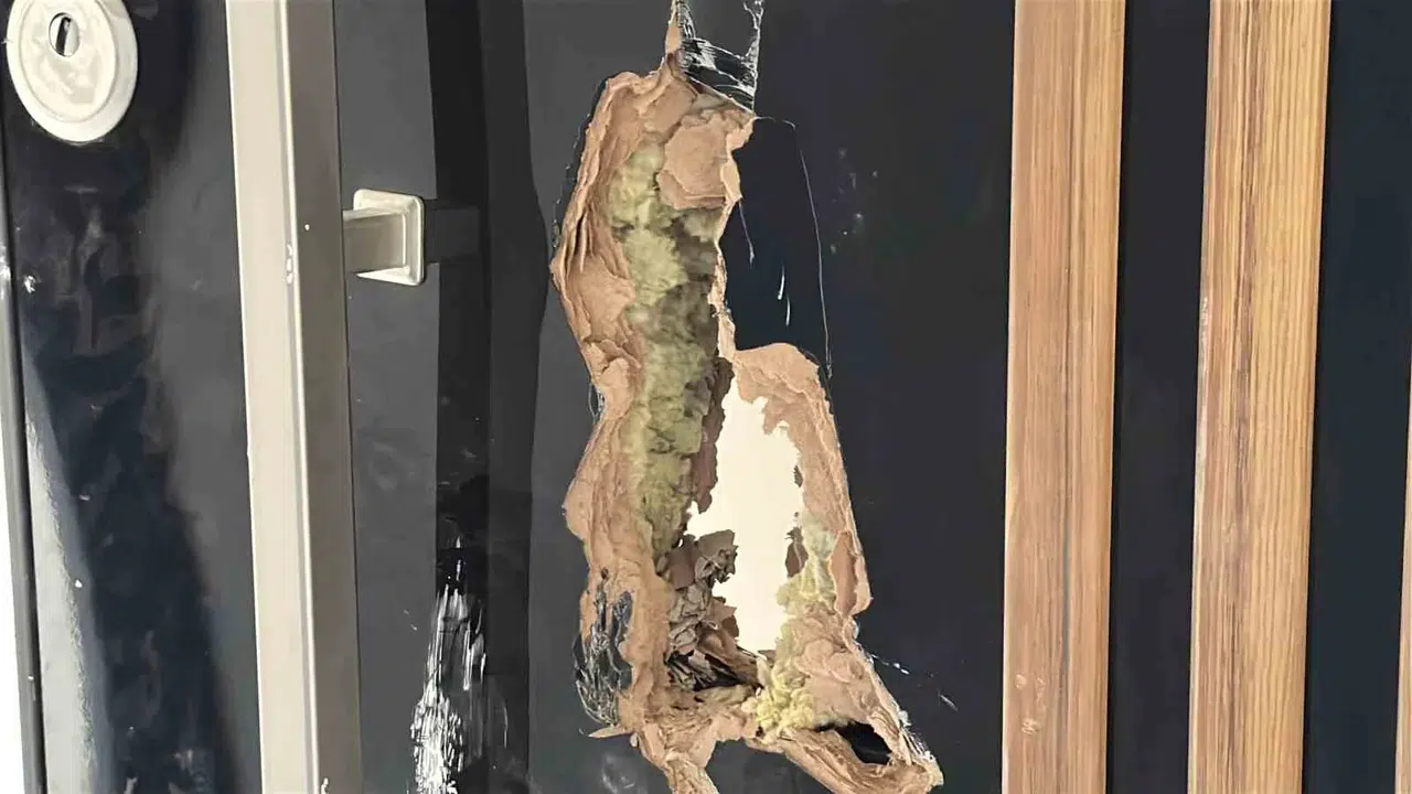 Burdur’da pes dedirten hırsızlık: İnşaat kapısını keserle parçalayıp bataryaları götürdüler