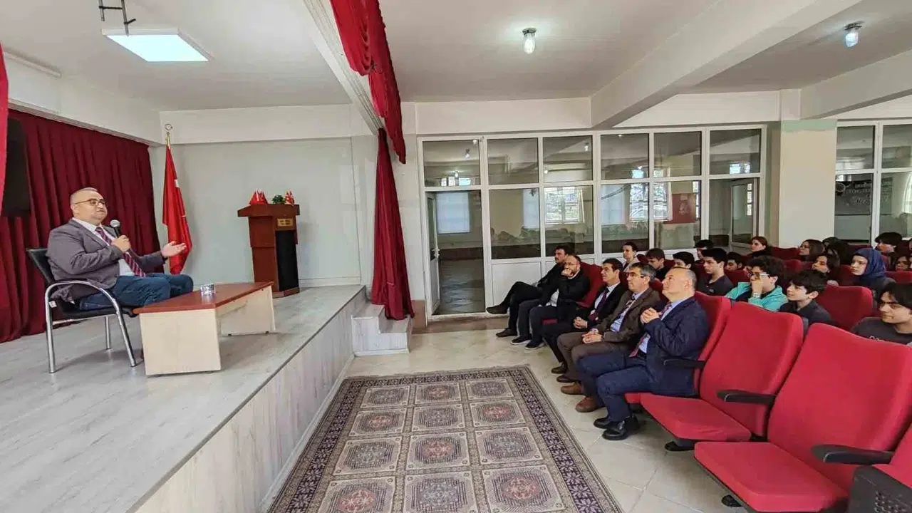 Geleceğin meslekleri Kütahya'da masaya yatırıldı: Gençler kariyer rotasını sürdürülebilirliğe çevirdi