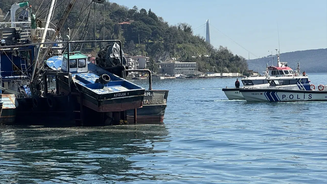 Sarıyer'de korkutan alevler: Limandaki balıkçı teknesi küle döndü