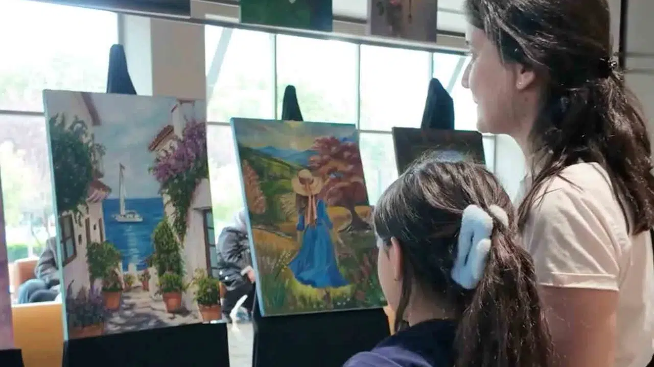 Fırçalarını konuşturup duygularını tuvale döktüler: Şehitkamilli kadınların sanat şöleni başladı