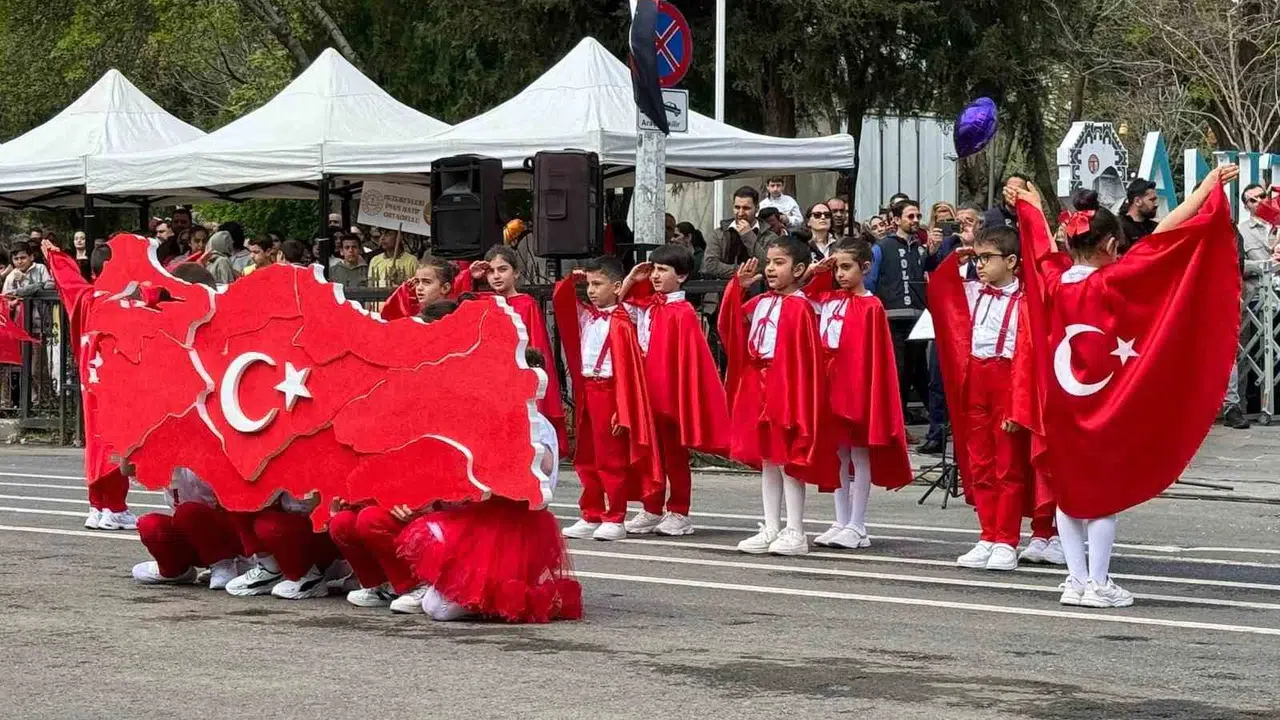 Diyarbakır’da 23 Nisan coşkusu: Çocukların neşesi meydanlara taştı