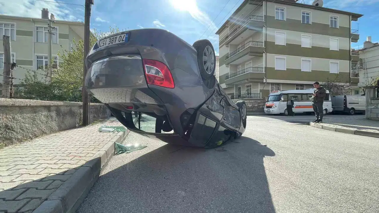 Karaman’da korkutan kaza: Kavşakta çarpışan otomobil takla attı