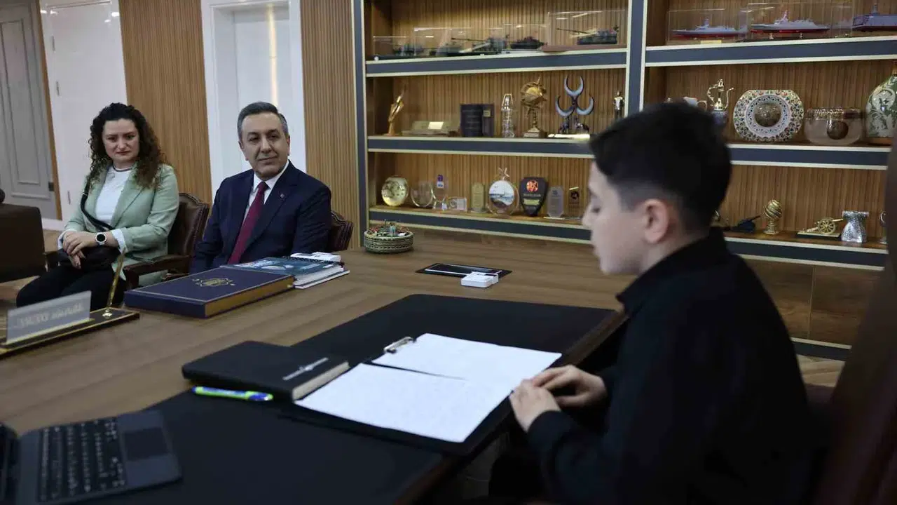 Sungurlu’da 23 Nisan sürprizi: Başkanlık koltuğuna oturan Taha’dan ilk icraat geldi