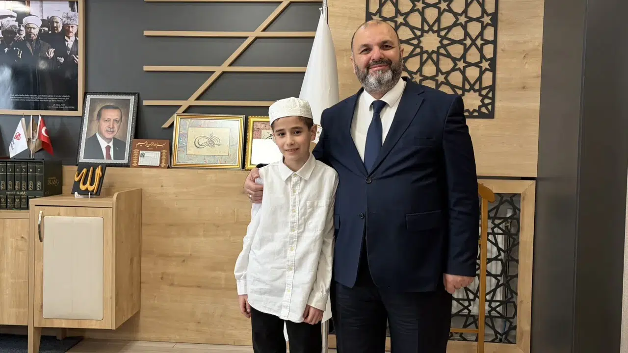 8 ayda hafız oldu: Kütahya'daki genç öğrencinin azmi herkesi kendine hayran bıraktı