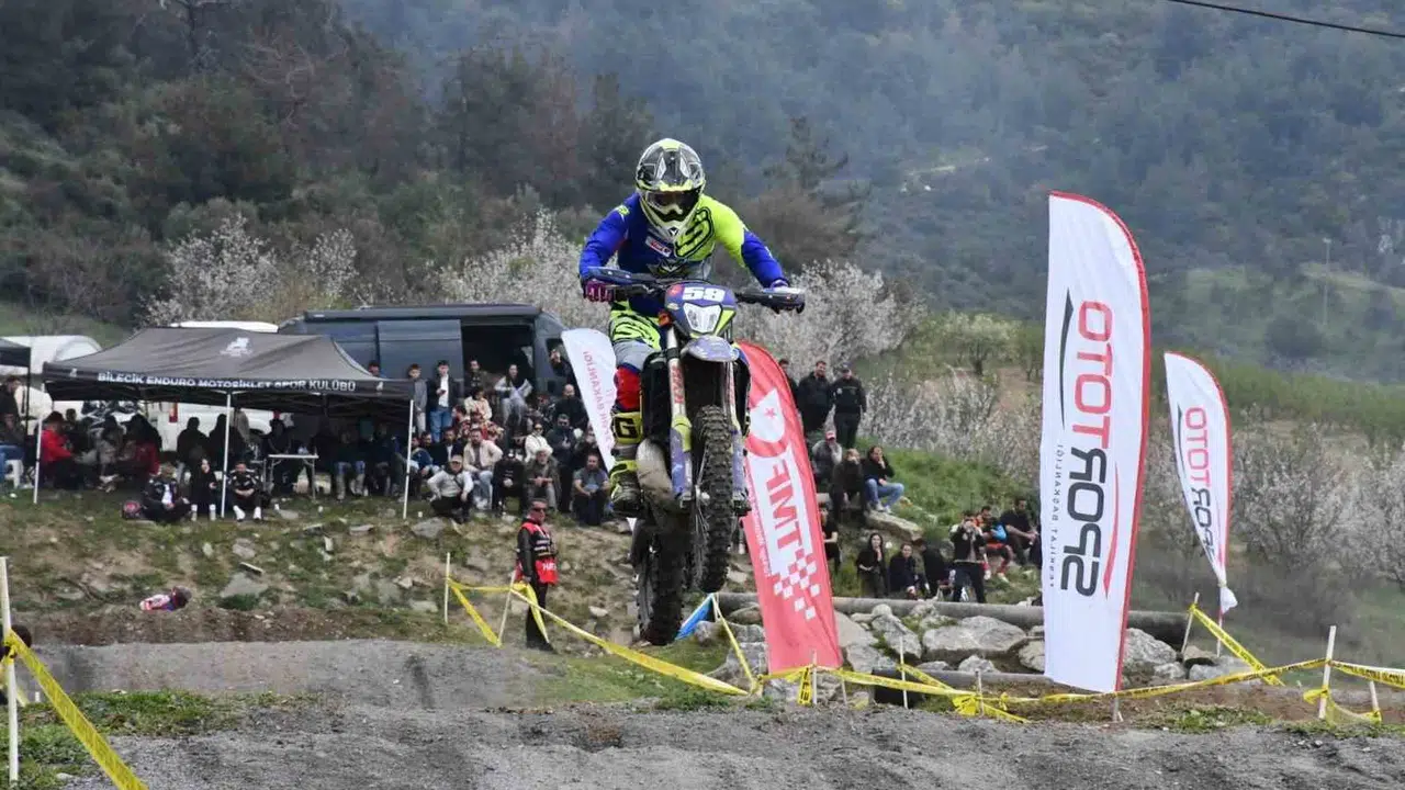 İznik’te nefes kesen şov: Motorlar toz duman içinde zirve için yarıştı