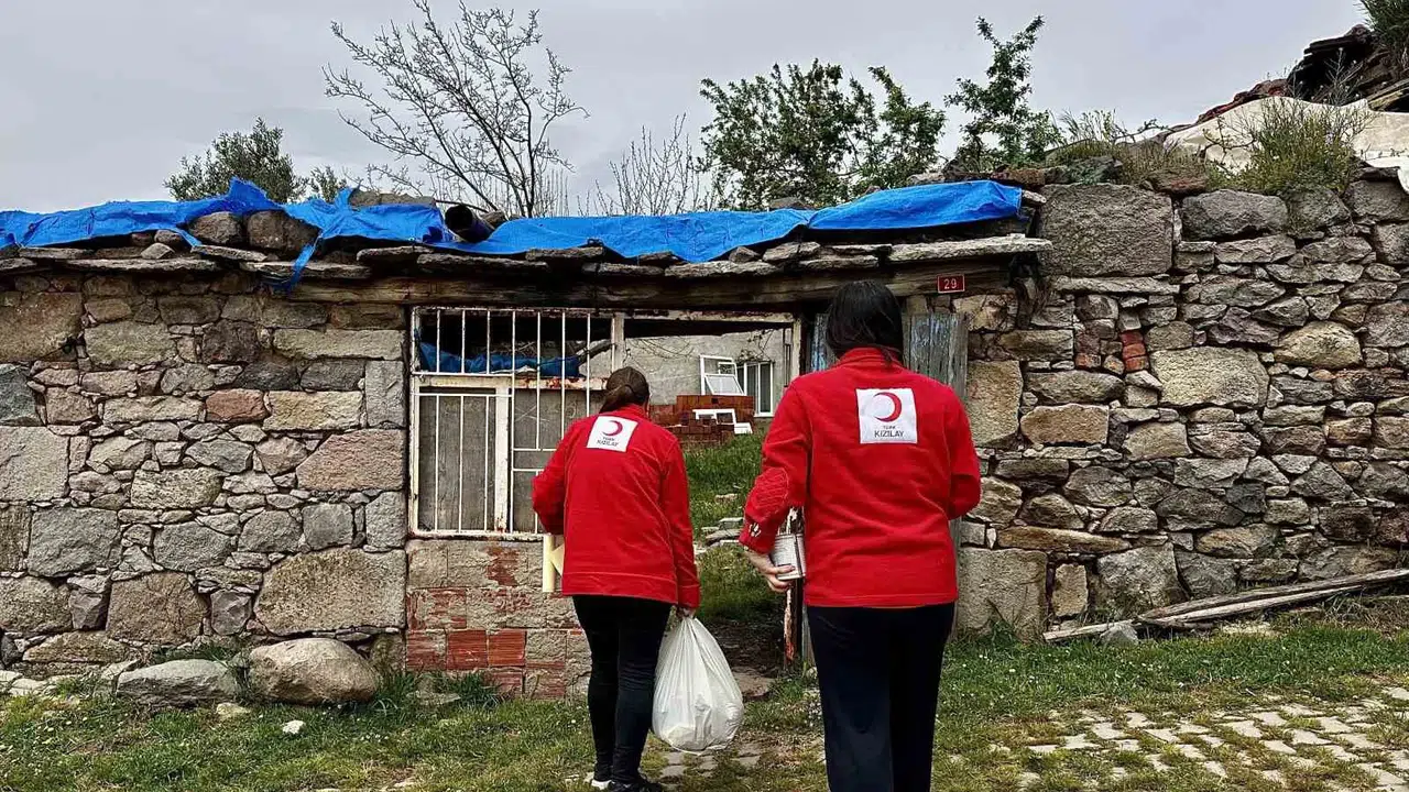 Manisa’da iyilik seferberliği: Kızılay üç mahallede kapı kapı dolaştı