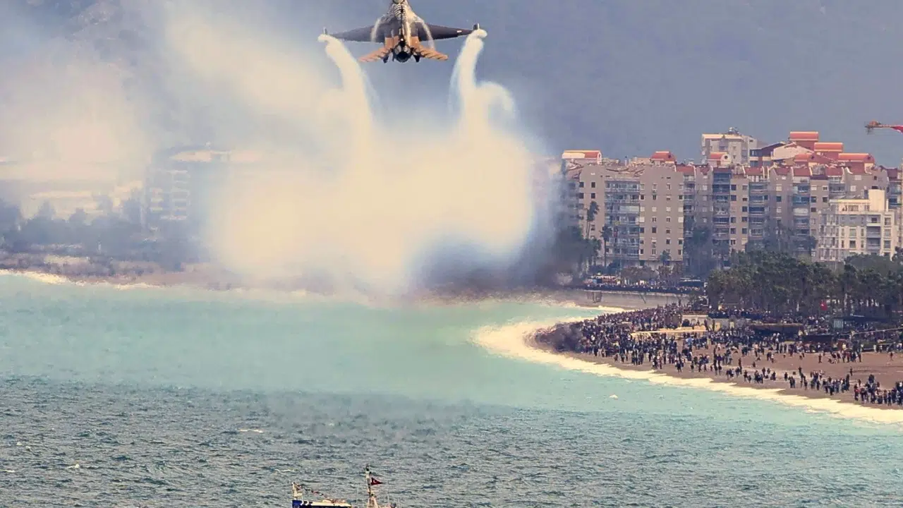 Antalya semalarında bayram coşkusu: SOLOTÜRK’ün gökyüzü şovu izleyenleri büyüledi