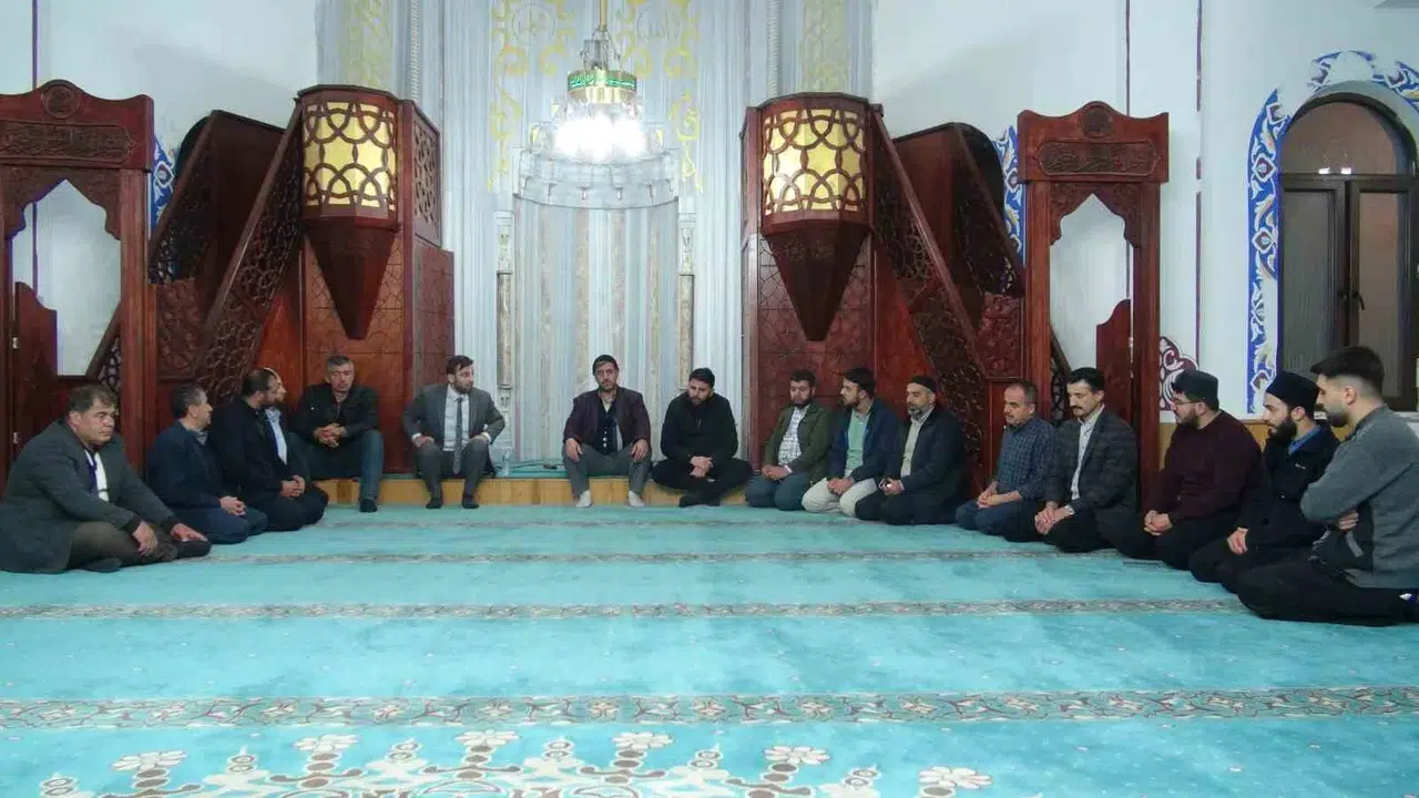 Minik kalpler cami avlusunda neşeyle buluştu: Geleceğin temelleri sevgiyle atılıyor