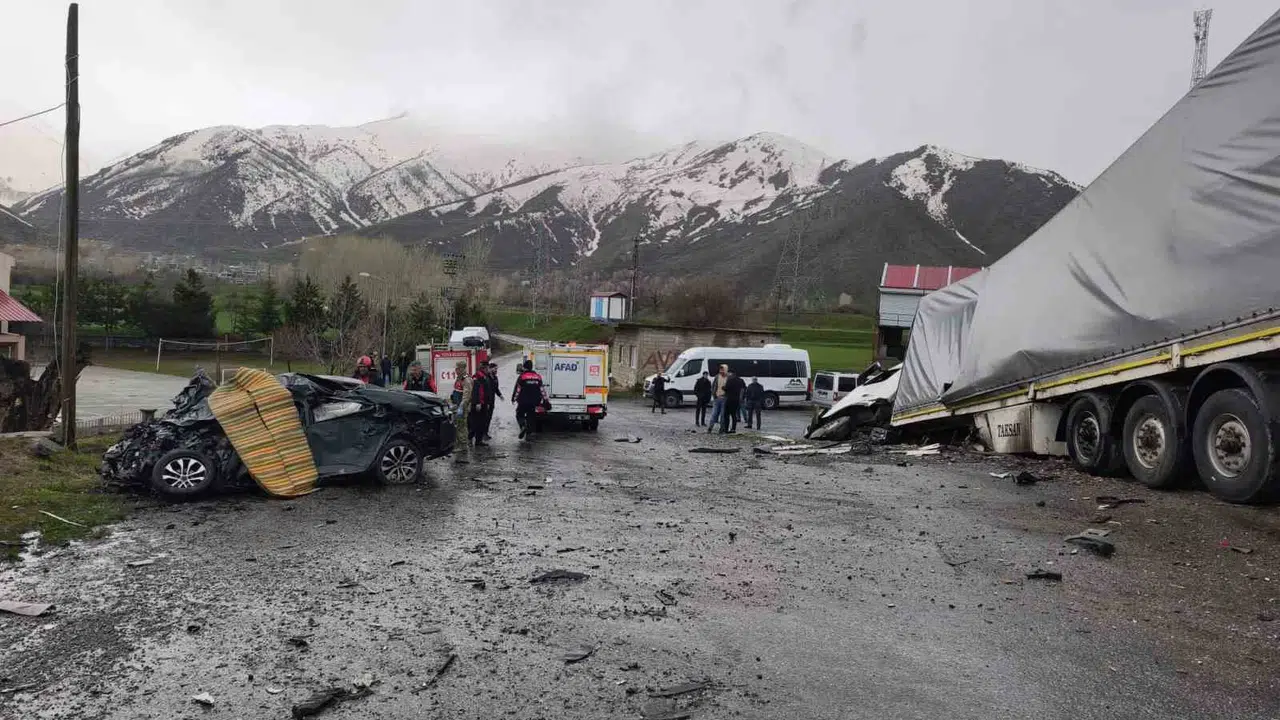 Tatvan yolunda acı bilanço: Yağışlı havada tır ile otomobil çarpıştı, 2 kişi hayatını kaybetti