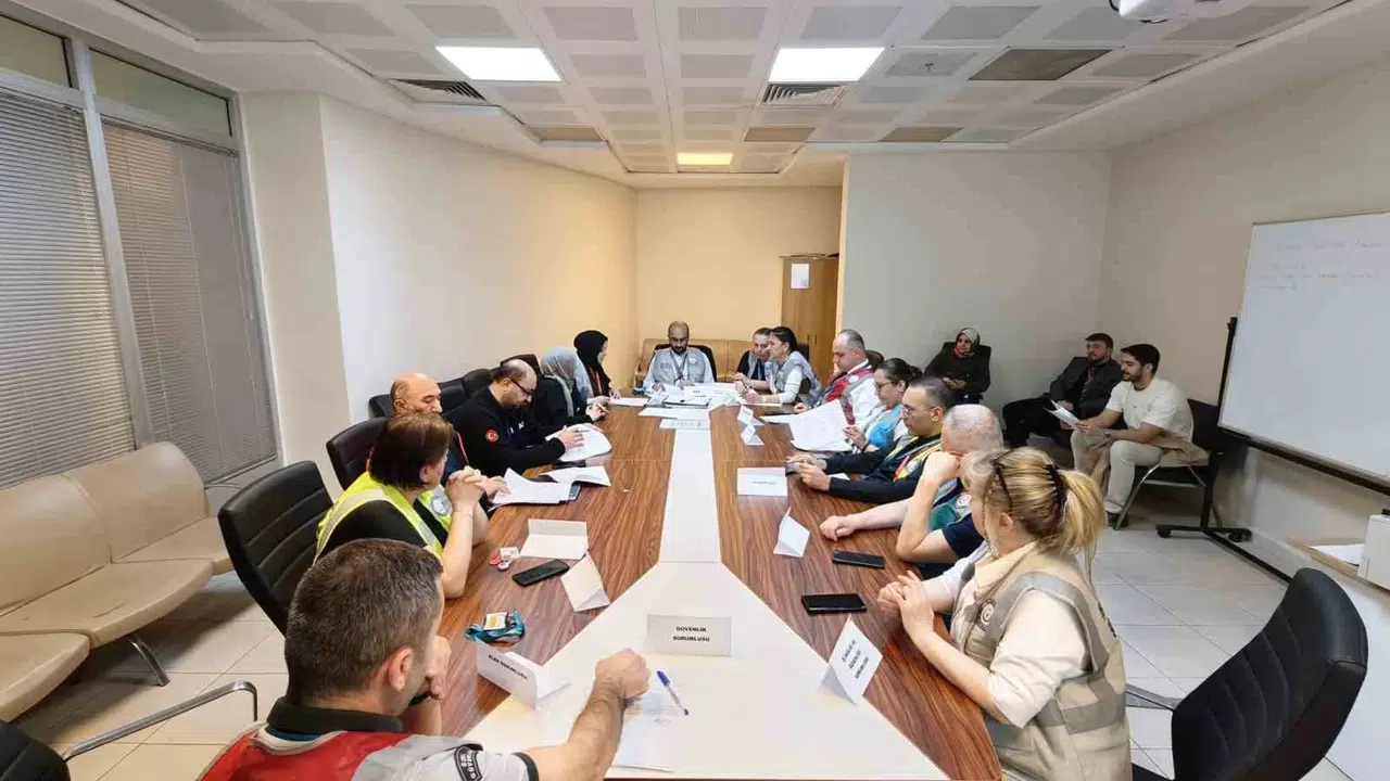 Olası afetlere karşı hazırlık tam gaz: Düzce’de sağlık ekipleri kriz senaryolarını masaya yatırdı