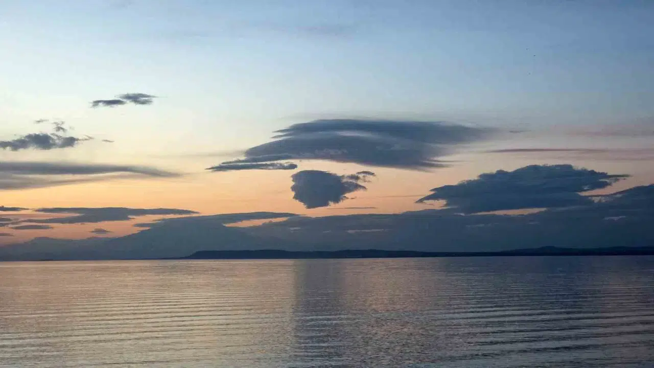 Van semalarında görenleri hayrete düşüren an: Gökyüzündeki silüet Van Gölü ile buluştu